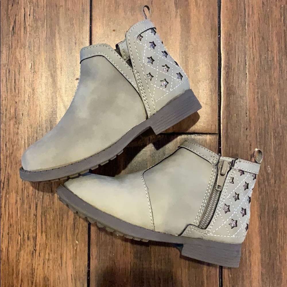 Oshkosh toddler girl booties grey. Size 9.